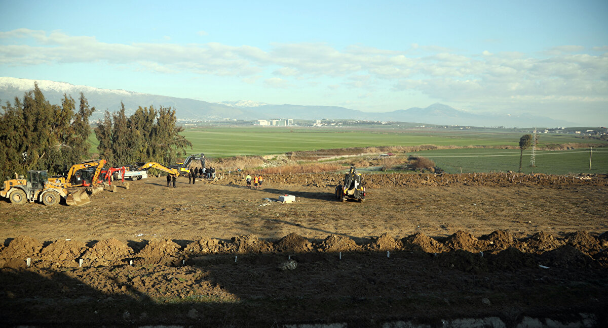 İş makineleri tarafından düzenlenen alanda cenaze teslim, cenaze yıkama ve mescit alanları oluşturuldu. Hastanede otopsi işlemi tamamlanan cenazeler, nakil araçları ile 'deprem mezarlığı' alanına getirilip dini vecibeler yerine gitirilerek defin yapılıyor.