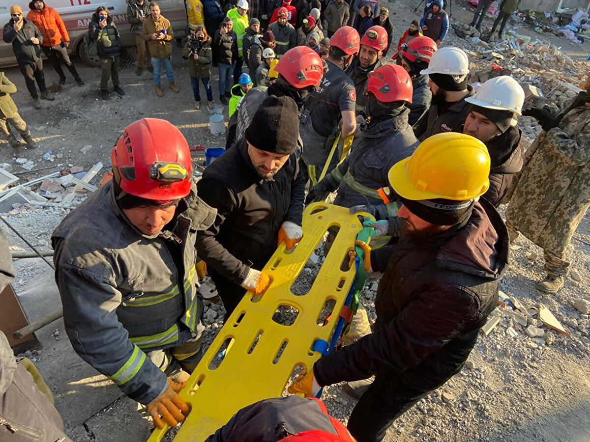  Sismik ses dinleme ile hayat belirtisi alınmasının ardından zamana karşı yarışan ekipler, binada uzun koridor açarak Ayfer'in bulunduğu noktaya ulaştı.
