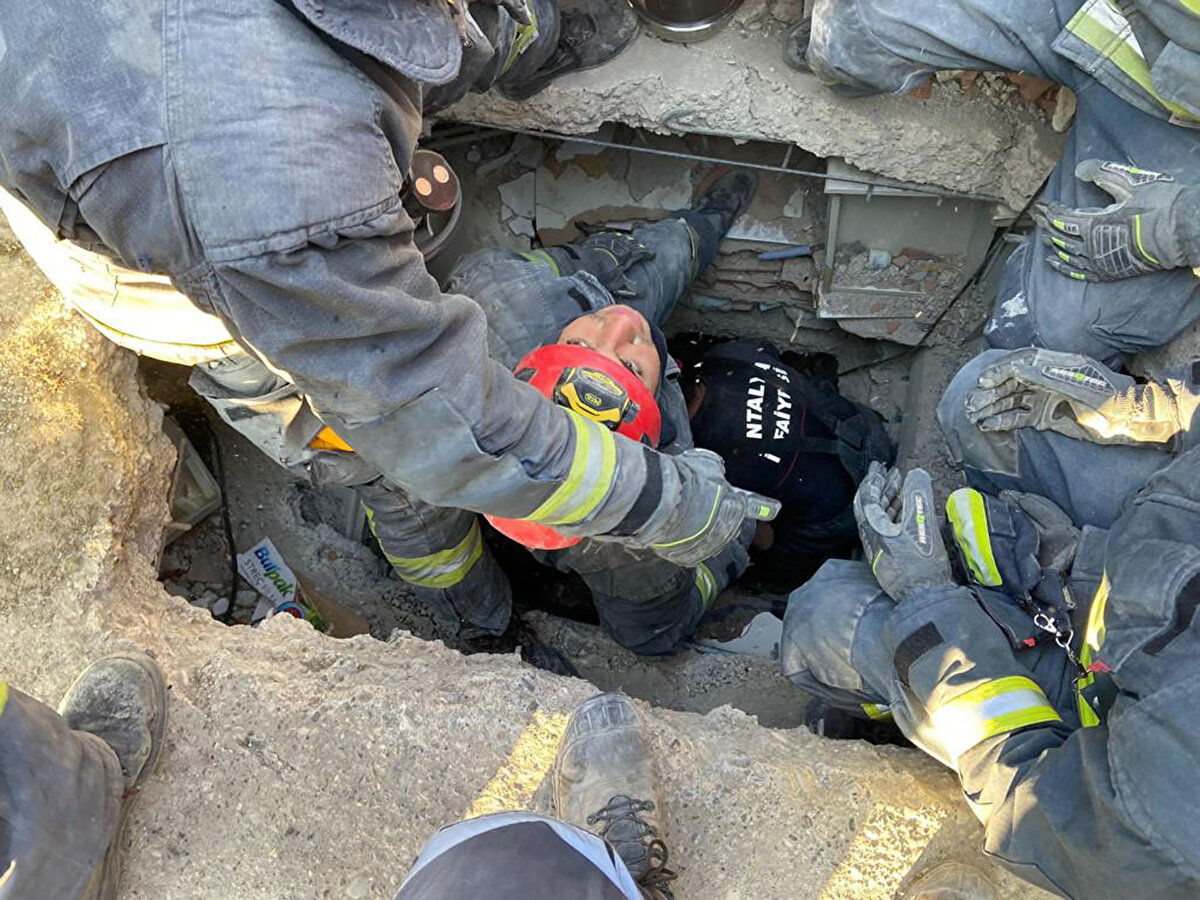 Antalya itfaiyesi, ardından aynı enkazda Ayfer'in kardeşi Fatma'dan da hayat belirtisi aldı. Kurtarma çalışmalarına yoğunlaştıran itfaiye erleri, 101'inci saatte Fatma'yı da kurtararak, sağlık ekiplerine teslim etti. <br>