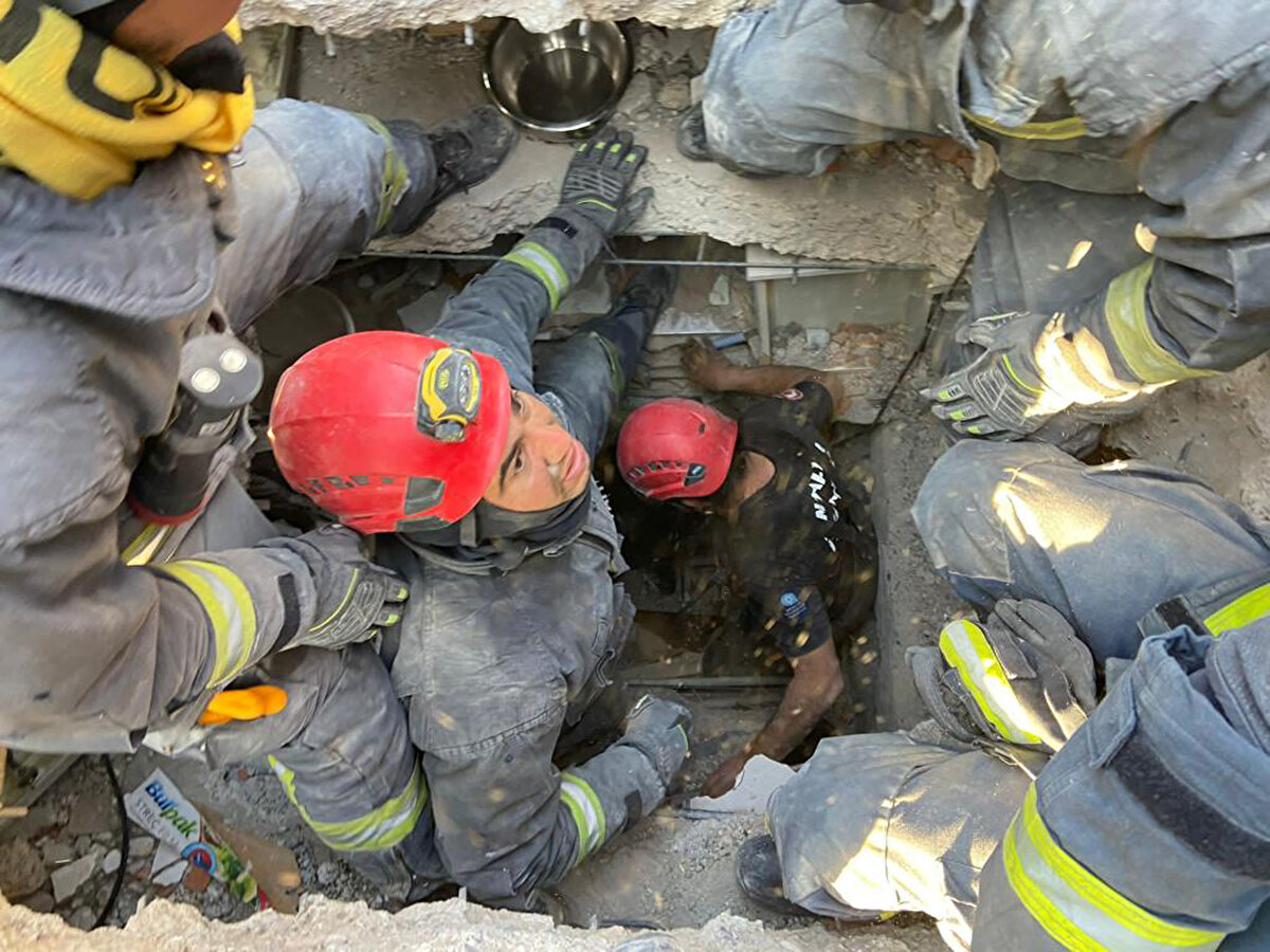Ayfer, şarkıcı Zeynep Bastık'ın söylediği 'Gül Beyaz Gül' şarkısını dinlemek istedi, dondurmayı özlediğini söyledi. İtfaiye erleri de genç kıza cep telefonundan açtıkları şarkıyı dinletti ve konuşa konuşa enkazdan çıkardı. İtfaiye erleri, Ayfer'e birlikte dondurma yeme sözü verdi.