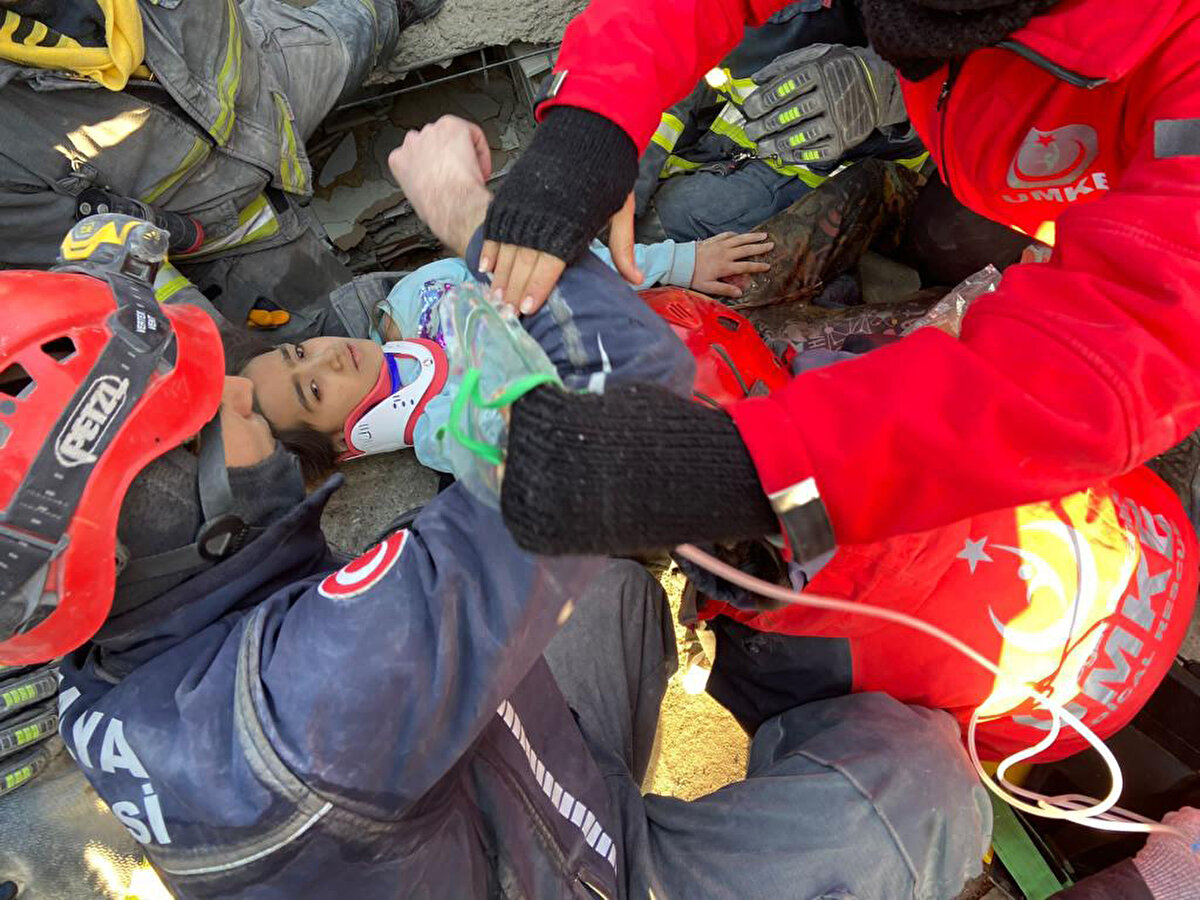  İtfaiye arama- kurtarma ekibi, Kahramanmaraş Bahçelievler Mahallesi'nde Ayfer'i enkaz altından sağ kurtardı.