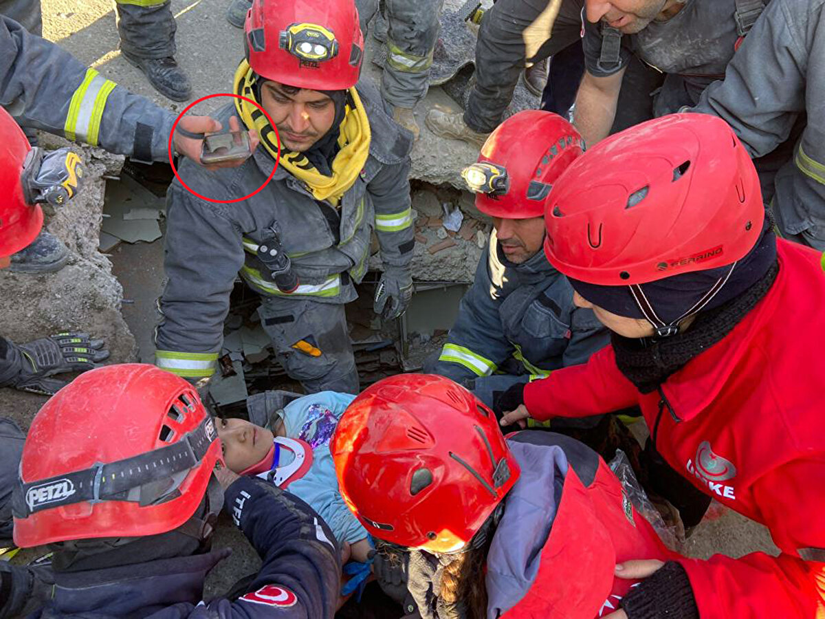 10 saat süren kurtarma sırasında itfaiye erleri, bilincini açık tutmak için sürekli genç kızla konuşarak, sorular sordu.