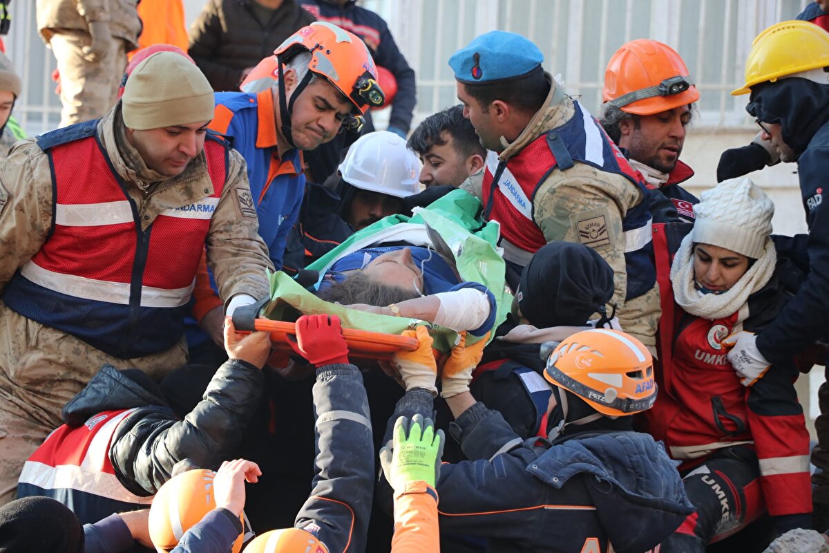 Kahramanmaraş merkezli 7.7 ve 7.6 büyüklüğündeki depremlerin 5'inci gününde afetin vurduğu 10 ilden Diyarbakır'ın Bağlar ilçesinde yıkılan 10 katlı Hisami Apartmanı'ndaki arama kurtarma çalışmalarında enkaz altındaki Semra Varlı ile oğlu Serhat'tan ses alındı.