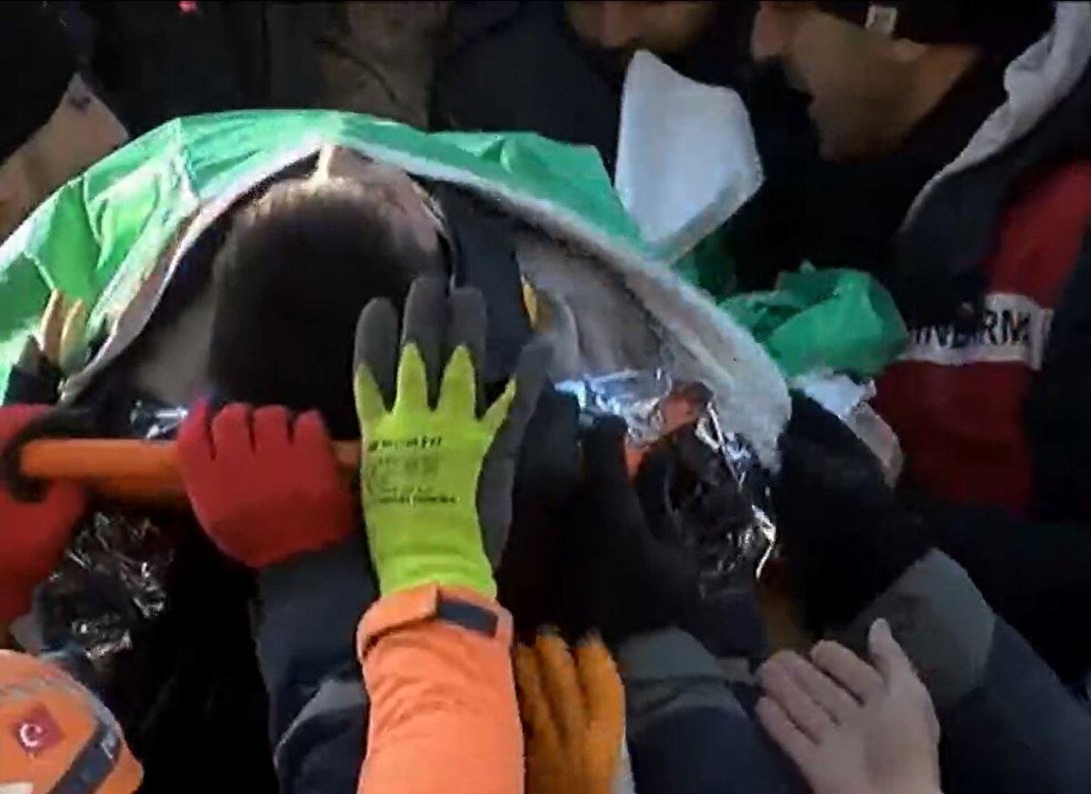 UMKE ekibinden Halil Kılıç ise, “Her zaman umut var. Umudumuz yeşerdi" diye konuştu.<br>Serhat'ın amcası Mithat Çelik, 5 gündür beklediklerini ifade ederek, “101'inci saatti. Ailede 7 kişiydi. 2 kişi sağ çıktı. 4 kişi de daha içeride" ifadelerini kullandı.