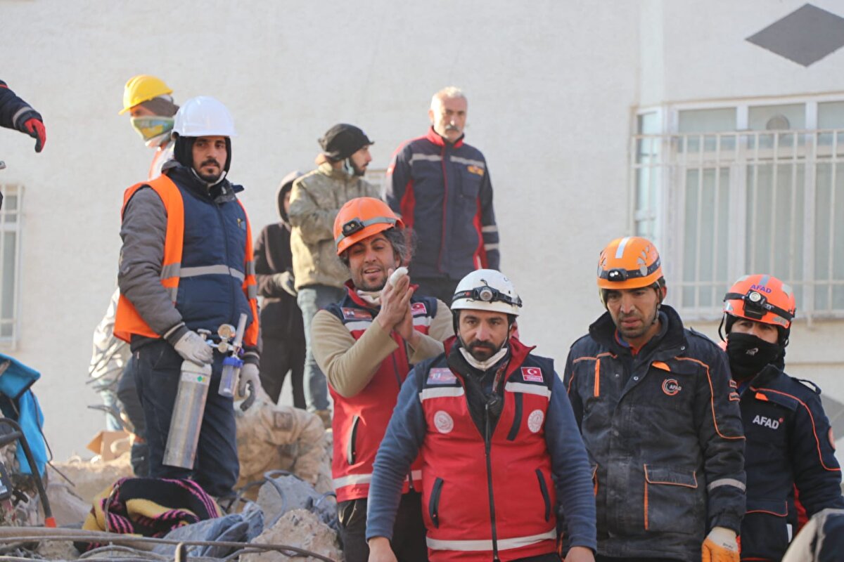 'HER ZAMAN UMUT VAR'<br>Semra ve Serhat Varlı'yı kurtaran ekipten Ali Alioğlu, enkazın üzerinde sevincini, “Bugün güneş Serhat için doğdu" diye bağırarak gösterdi.