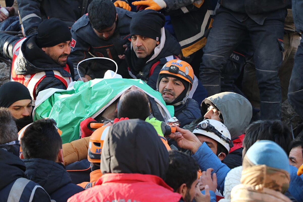 Sesin geldiği noktaya yoğunlaşan ekipler, anne ve oğluna ulaşarak, 101'inci saatte sıkıştıkları yerden çıkardı. İlk müdahalelerinin ardından sedyeye konulan anne ile oğlu oluşturulan koridorla ambulansa taşınarak hastaneye götürüldü.