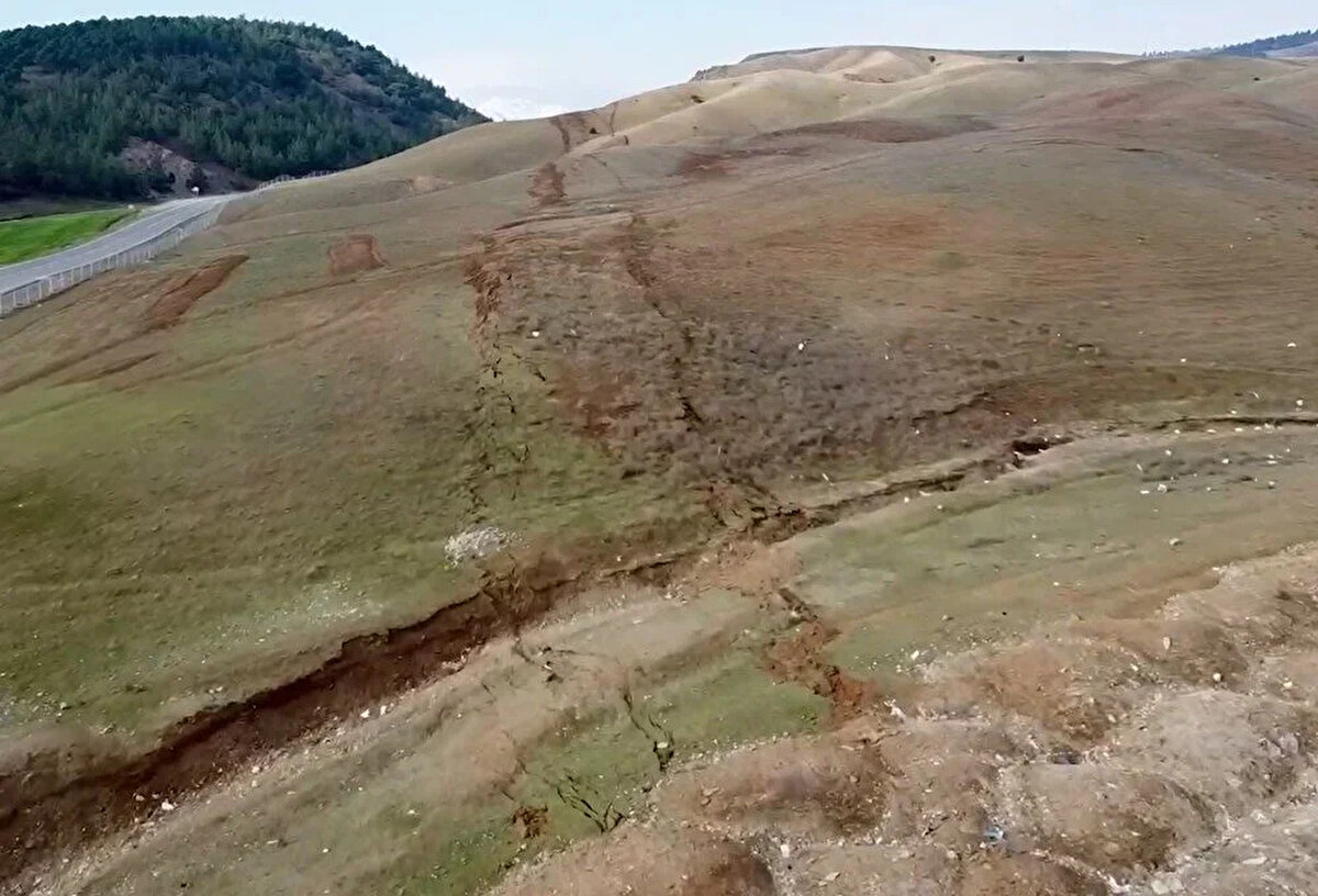 Kahramanmaraş'ın Tevekkeli köyünde kilometrelerce uzunlukta olan kırık depremin büyüklüğünü gözler önüne seriyor.<br><br>