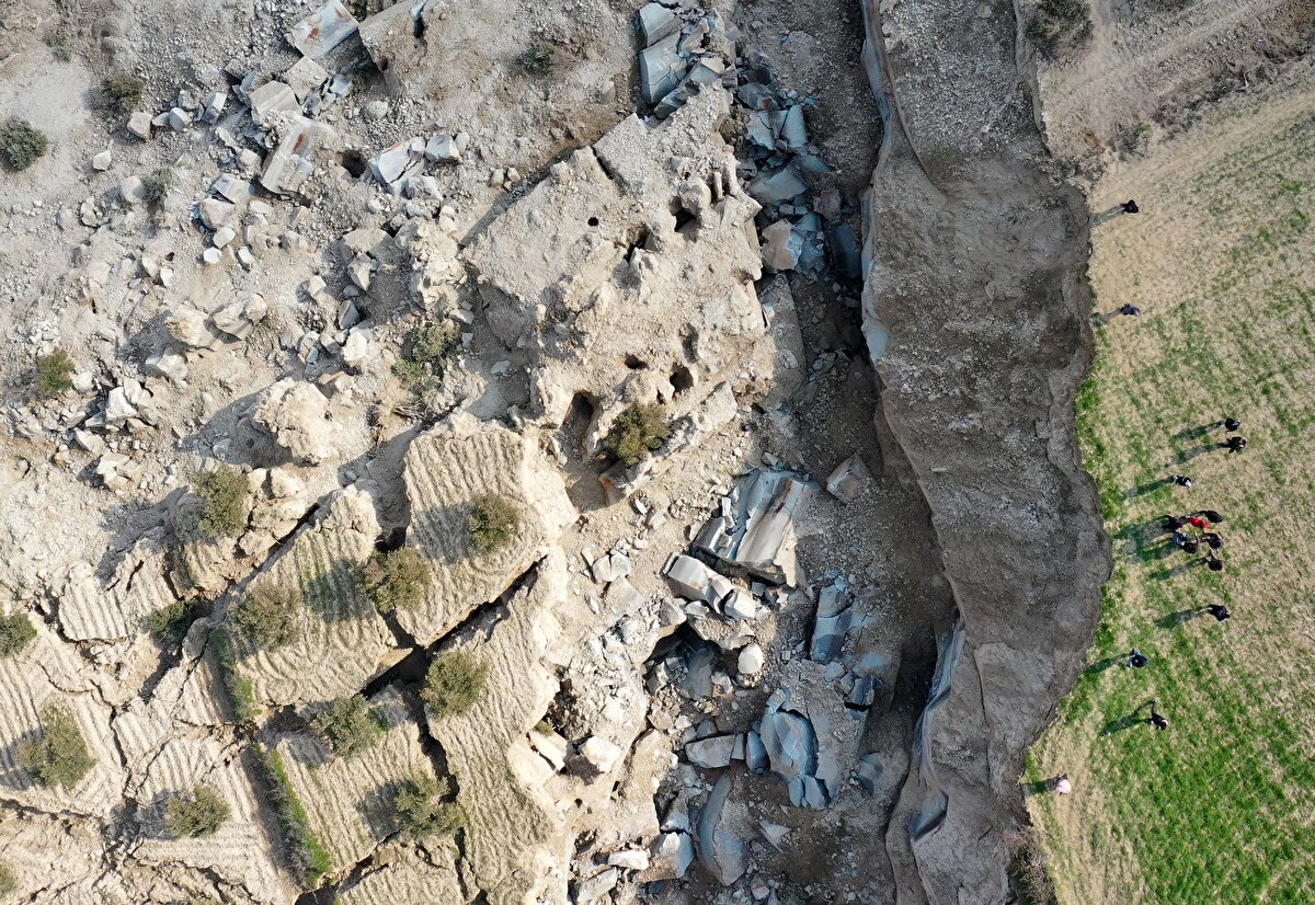 Yaklaşık 200 metre genişliğinde, 400 metre uzunluğunda ve 50 metre derinliğindeki yarığın, zeytin bahçesini ikiye böldüğü görüldü.<br>