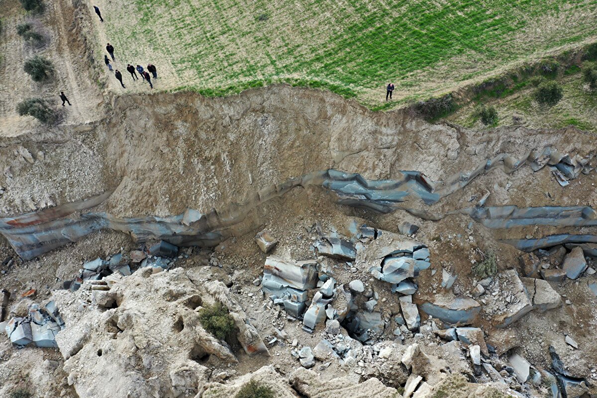Deprem sırasında bomba patlamış gibi gürültü duyulduğunu anlatan Kandemir, "Yarık eve 300, 400 metre yakınlığında. Baktığımızda yeşil duman, arkasından da siyah duman çıktı. Aşırı gürültü oldu." dedi.