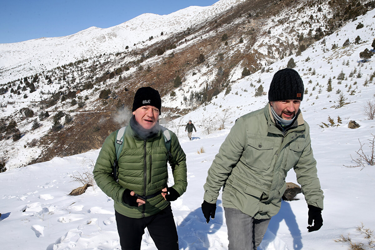 Dağın bulunduğu alana jandarma helikopteriyle ulaşan uzmanlar inceleme yaptı.<br><br>