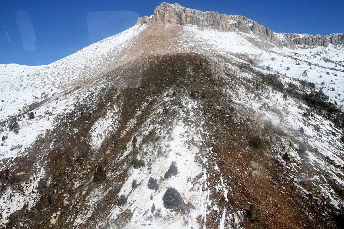 Yani bu bölgelerde gelip çalışma yapmayan, herhangi bir fikri olmayan, bilimsel anlamda bir fikri olmayan herkes oturduğu yerde atıp tutabilir. Ama bu şekilde hem devleti hem bizleri hem toplumu rahatsız etmeye bence hiç kimsenin hakkı olmamalı."<br><br>
