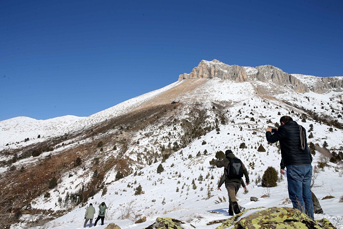 Dağın her iki tarafından beyaz duman çıktığını belirten Gün, "Depreme iki kez yakalanınca çok korktuk. Yetkililer endişelenecek bir şey olmadığını söylediler." diye konuştu.<br><br>