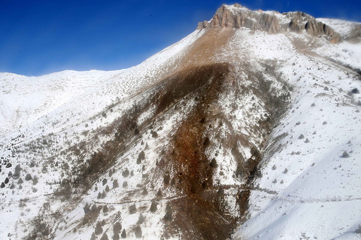 Yapılan bir açıklama üzerine insanların tedirgin edildiğini belirten Sözbilir, şöyle konuştu:<br><br>"İşte burada güya bir botanik patlama olacak, aşağıda bir magma tabakası var, işte yukarı doğru geldiği için bir volkan patlaması gerçekleşecek, bu da tabii böyle bir şey olursa zaten o artık yıkımın üstünde ciddi bir yıkıma neden olur.