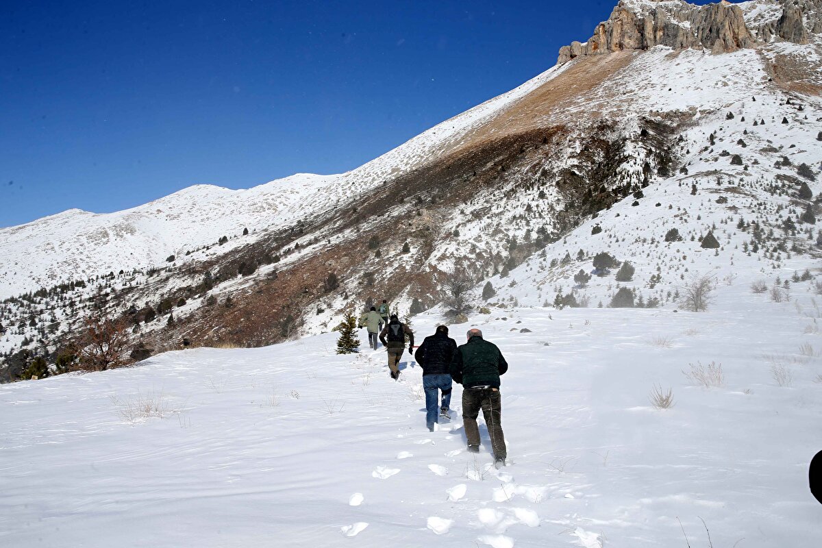 Gün'ün babası Ahmet Gün ise depremlerin ardından Kuşkayası adını verdikleri dağın tepesinde duman çıktığını görünce korktuklarını anlattı.<br><br>