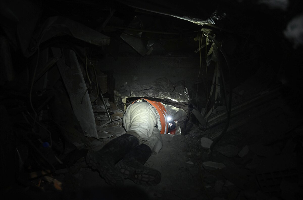 Gönüllü olarak bölgeye geldiklerini hatırlatan Durdu, "İlk ekip olarak 100 kişi olarak geldik. Ama madencilerin hiçbiri oraya gitmem demez. Hepsi çok güzel çalışıyor. Mutluyuz, hepimizin çocuğu var. Bir kızımızı hayata bağladıysak ne mutlu bize." ifadelerini kullandı.<br><br>