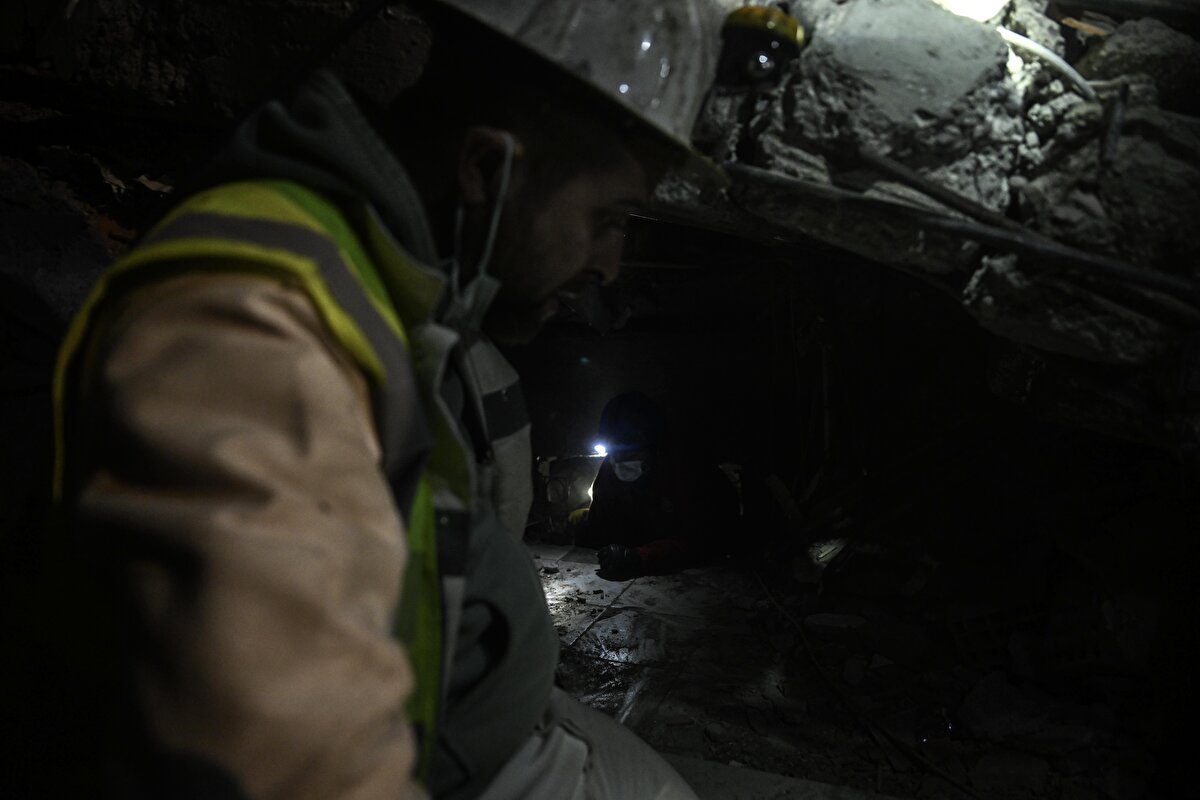 14 kişilik ekiple Salı günü deprem bölgesinde çalışmalara başladıklarını anlatan Durdu, madenciler olarak toplam 200 kişi olduklarını aktardı.<br><br>