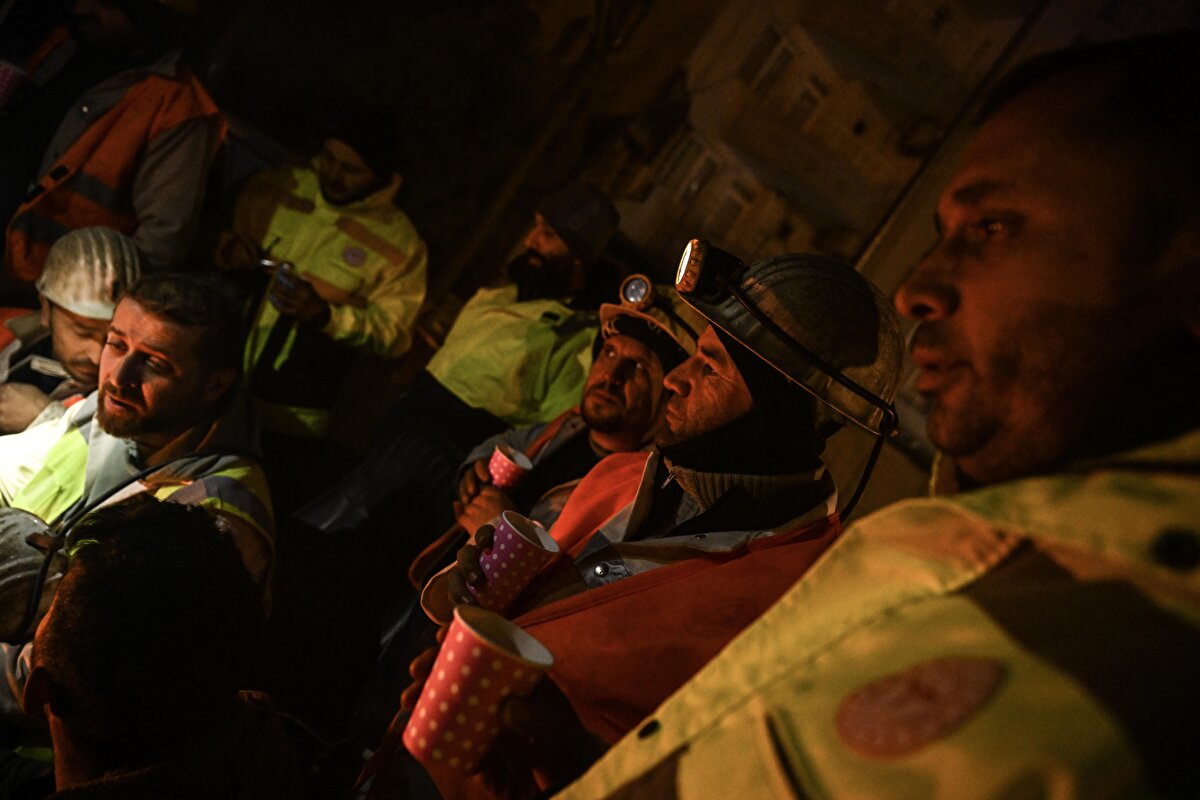 Zor bir arazide çalıştık ve biraz riskli bir alandı. Tayvanlı arkadaşlar da gelip bakmış ama ilerleyememişler. Oraya girilmez diye düşündüler. Madenci olduğumuz için biraz daha rahattık. Çünkü bizim çalışma alanımız hep zorlu."<br><br>