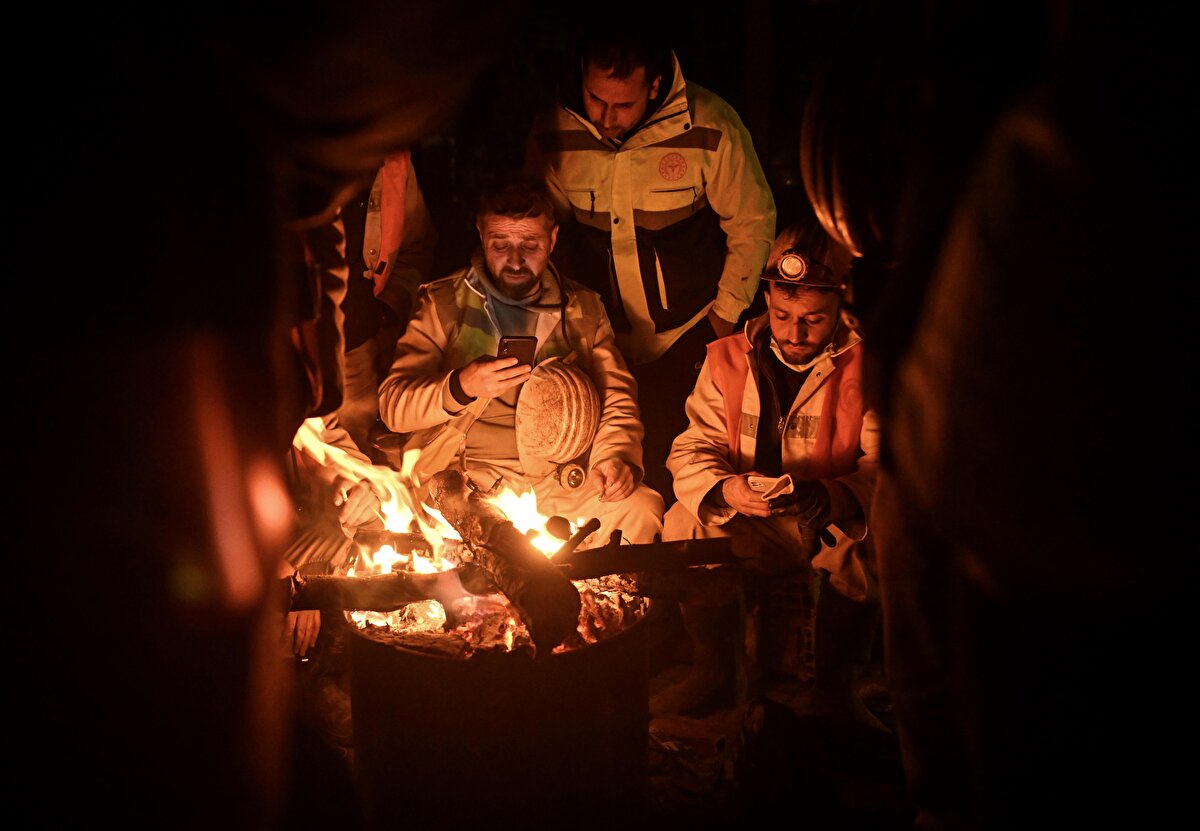 "AŞAĞIYI RESMEN OCAK HAVASINA SOKTUK"<br><br>Adıyaman'a gelirken malzemelerini de tırlarla getirdiklerini ifade eden Durdu, "Getirdiğimiz kütüklerle domuz damını yaptık. Bu yöntem madende kullandığımız bir sistem. Aşağıyı resmen ocak havasına soktuk. Aşağısı bize madeni aratmadı.