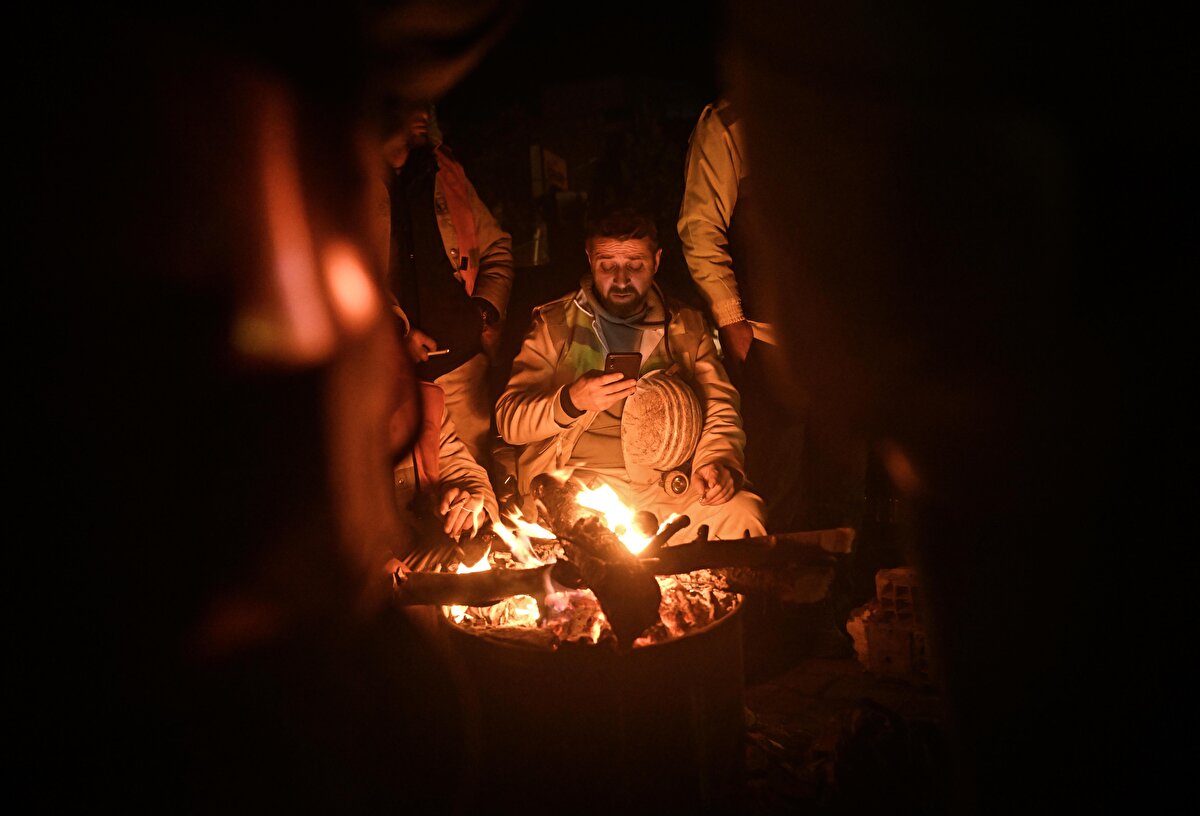 Madenci gibi girdik, blokları kıra kıra Gülsüm kızımıza ulaştık. Aşağıda ilk yardım konusunda UMKE de bize yardımcı oldu." diye konuştu.<br><br>