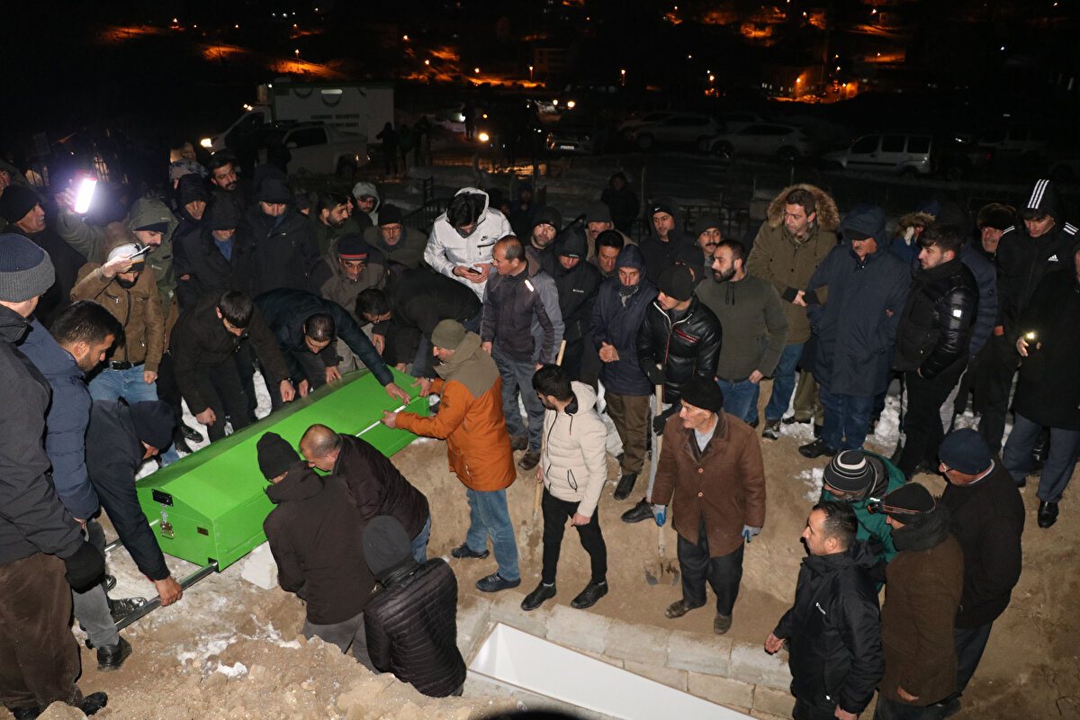Baba ile oğlunun cenazeleri, gece saatlerinde Esendere beldesinde yan yana toprağa verildi. Esendere Belediye Başkanı Dırbaz Büyüksu, çok üzgün olduklarını belirterek, "Arkadaşlarımızın gayret ve çabaları ile bu 2 akrabamızı enkaz altında kurtarabildik. Fakat maalesef sağ olarak kurtaramadık. Onun üzüntüsünü yaşıyoruz. Eşref araba almaya gitmişti. Yarıyıl tatili olduğu için çocuğunu da beraberinde götürdü. Fakat depreme otelde yakalandı. Bu deprem, maalesef canlarına mal oldu. Çok üzgünüz, sözün bittiği yerdeyiz" dedi.