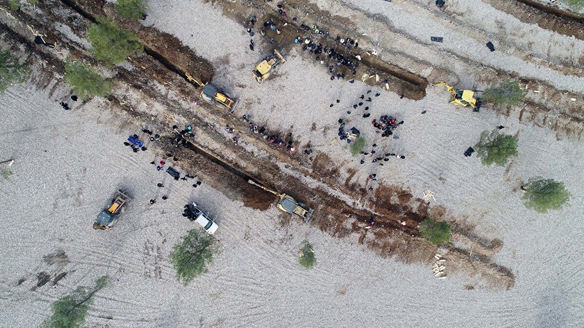 Depremde çöken binaların enkazında arama- kurtarma çalışmalarının halen sürdüğü Kahramanmaraş’ta hayatını kaybeden kişiler için Kapıçam Mezarlığı’nda iş makineleriyle yan yana binlerce mezar açıldı. Mezarlara, işlemi tamamlanan deprem kurbanlarının cenazeleri 24 saat boyunca defnediliyor. Şu ana kadar 3 bini aşkın kişinin defnedildiği Kapıçam Mezarlığı’nda halen bir yandan iş makineleri ile yeni mezarlar kazılıyor, bir yandan da defin işlemleri sürüyor. Havadan da dron ile görüntülenen Kapıçam Mezarlığı’nda, görevlilerin hummalı çalışmaları devam ediyor.