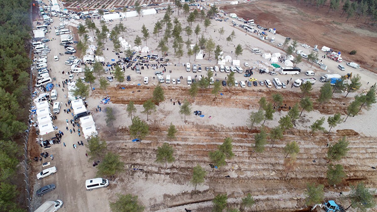 Müftü İsmail Tekin, Diyanet İşleri Başkanlığı personellerinin cenaze hizmetlerinin yanı sıra arama-kurtarma çalışmalarını sürdüren ekiplere de destek olduğunu sözlerine ekledi.