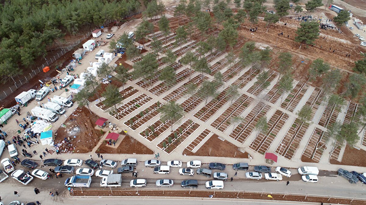 Kahramanmaraş İl Müftüsü Mustafa Tekin, depremde hayatını kaybedenlerin İslami usullere uygun şekilde defnedildiğini söyledi. Diyanet İşleri Başkanlığı’nın depremin ardından kente 20 il müftüsü ve 300 civarında personel gönderdiğini söyleyen Tekin, “Depremde bizim ihmal etmememiz gereken görevlerimizden birisi vefat edenlere son vazifeyi yapmak. Şu anda mezarlıkta birikim var ama böylesi bir kriz ortamında bu kişilere vecibemizi en güzel şekilde eksiksiz şekilde yapmaya çalışıyoruz.