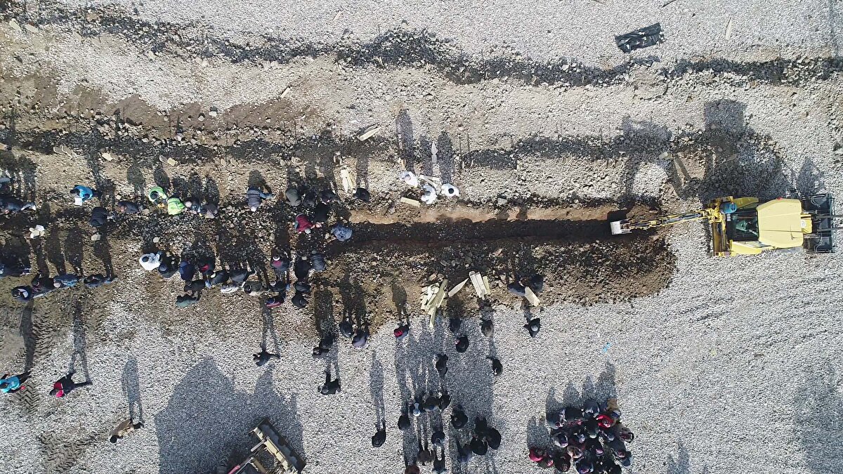 Pazartesi günü meydana gelen 7.7 ve 7.6 büyüklüklerindeki depremlerle sarsılan Kahramanmaraş’ta, çöken binaların altında kalan 5 bini aşkın kişi yaşamını yitirdi. Enkazda arama-kurtarma çalışmalarının devam ettiği kentte, hayatını kaybedenler ise kimlik tespiti ve teşhis işlemlerinin ardından Kapıçam Mezarlığı’nda yıkanıp, kefenlenerek, namazları kılındıktan sonra yan yana kazılan mezarlarda toprağa veriliyor.