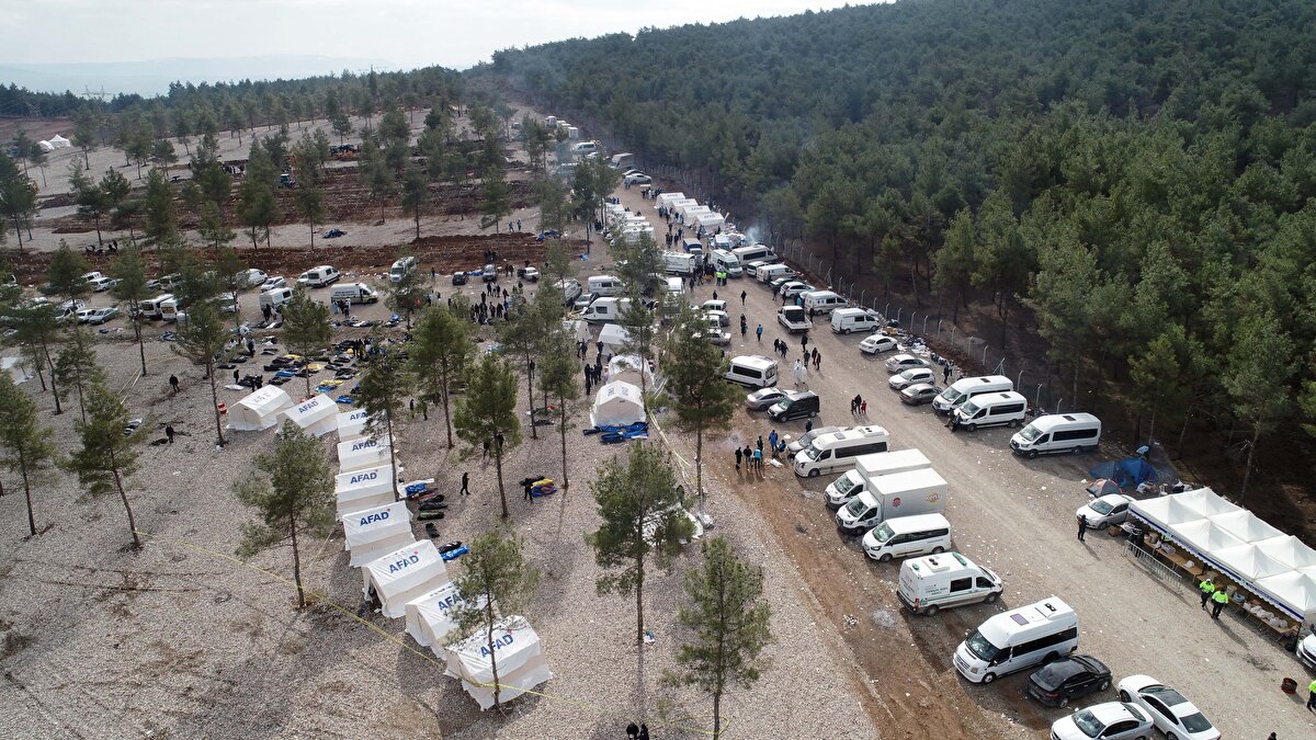 Depremler, Kahramanmaraş’ın da aralarında olduğu 10 ilde hasara yol açtı. Depremlerde hayatını kaybedenlerin cenazeleri enkaz altından çıkarıldıktan sonra götürüldükleri morgda yapılan otopsi ve teşhis işlemi sonrası Kapıçam Mezarlığı’na götürülüyor. Burada da parmak izlerinin alınmasının ardından cenazeler, din görevlilerince yıkama, kefenleme ve cenaze işlemi sonrası toprağa veriliyor.