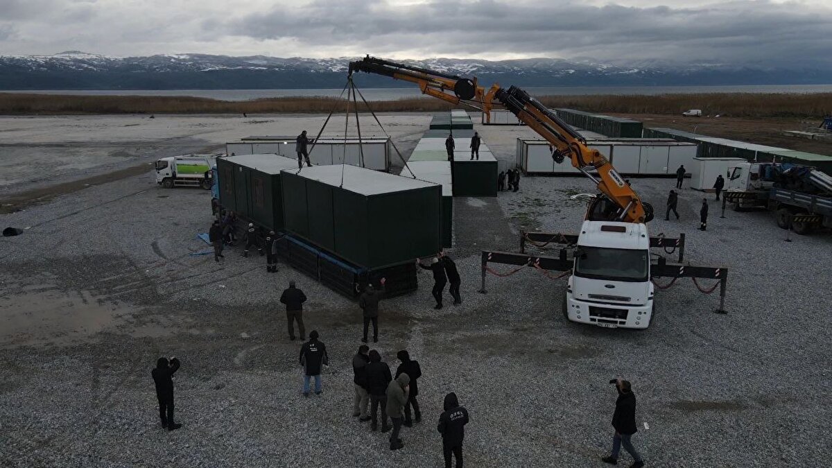 Bursa'nın İznik ilçesinde geçen yıl eylülde düzenlenen 4. Dünya Göçebe Oyunlarında kullanılan ve İznik Gölü'nün kenarındaki organizasyon alınanda bırakılan 50 konteyner, tırlara yüklenerek bölgeye sevk ediliyor.<br>