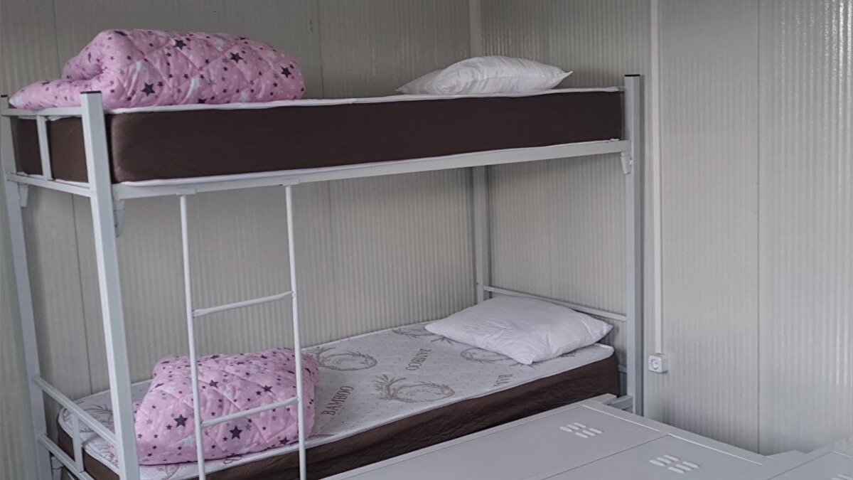 Bursa Büyükşehir Belediyesi ve İznik Belediyesinin organizasyonuyla yola çıkarılan konteynerlerde ranza, yatak ve tuvalet bulunuyor.<br>