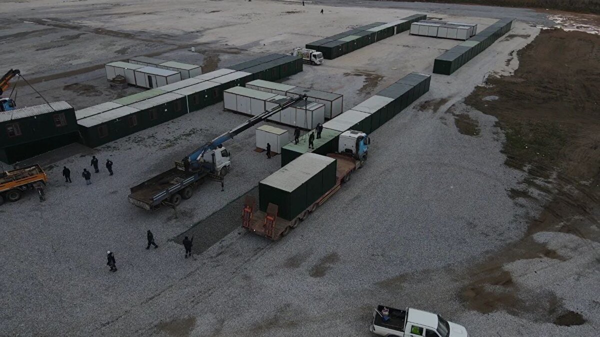 "Asrın felaketi" olarak nitelenen Akdeniz, Güneydoğu ve Doğu Anadolu bölgelerindeki 10 ili etkileyen depremler nedeniyle afet bölgesine destekler sürüyor.