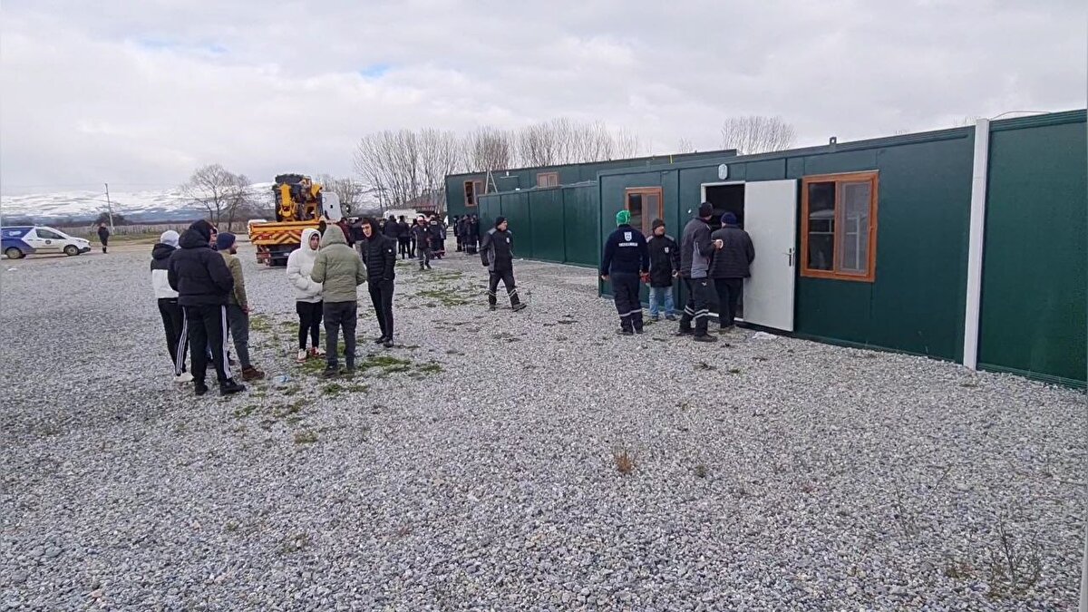 İznik'ten ayrıca 200 kişi kapasiteli, içinde mutfak banyo ve tuvalet olan özel yapım konteynerler da tırlara yüklenerek afet bölgesine gönderildi.