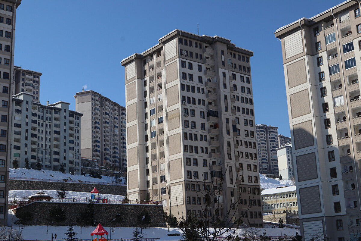 TOKİ evleri nasıl inşa ediliyor?<br><br>TOKİ tarafından yaptırılan inşaatlarda öncelikle yerinde zemin etüt raporu çıkartılıyor.