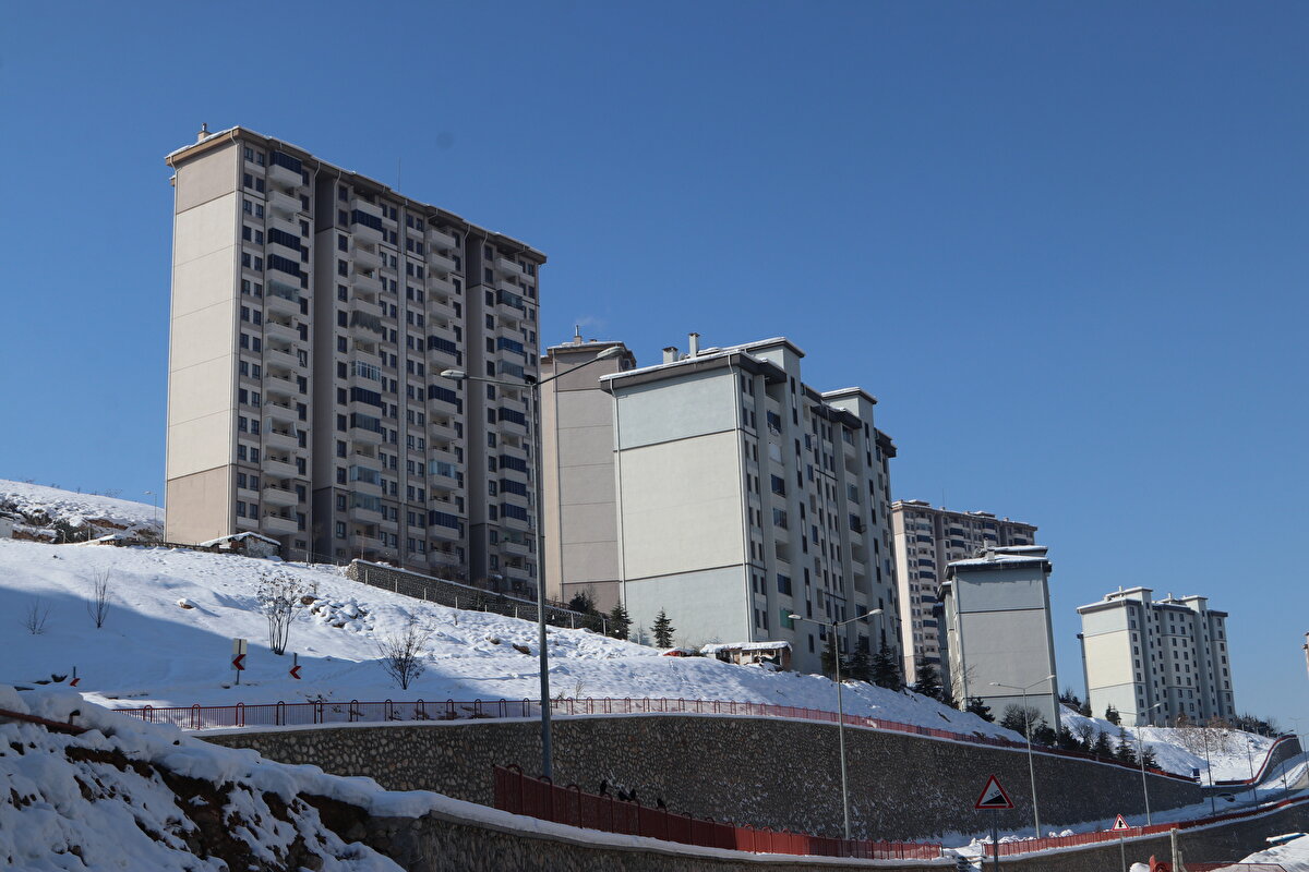 Alınan bilgiye göre, 20 yılı aşkın süredir dar gelirli vatandaşlar için sosyal konutlar üreten TOKİ, kentsel dönüşümlerle de il ve ilçelerde güvenli konutlar inşa ediyor.