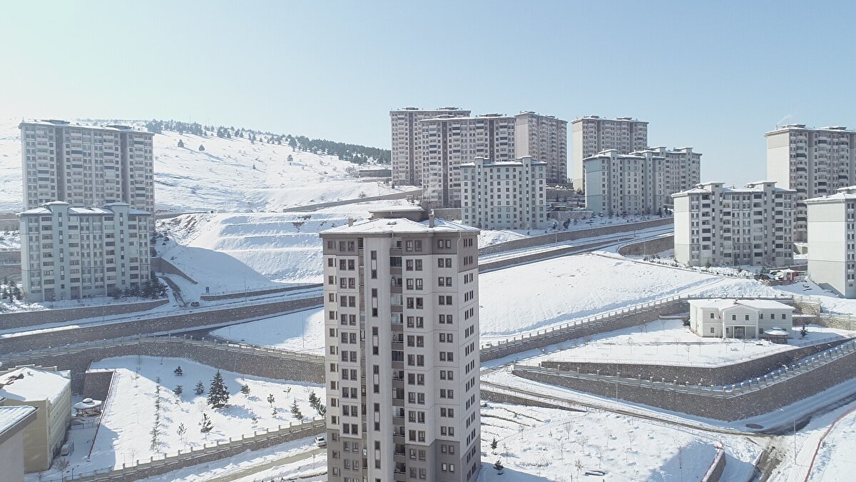 TOKİ, bugüne kadar Kahramanmaraş'ta 5 bin 545, Hatay'da 8 bin 18, Osmaniye'de 3 bin 323, Malatya'da 20 bin 605, Şanlıurfa'da 17 bin 261, Diyarbakır'da 20 bin 912, Gaziantep'te 27 bin 947, Adıyaman'da 7 bin 65, Adana'da 21 bin 154, Kilis'te ise 1929 olmak üzere toplam 133 bin 759 konut inşa etti.