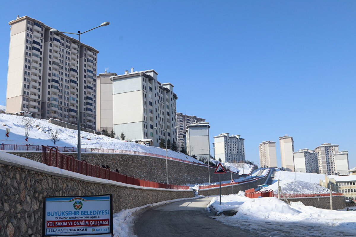 TOKİ, binalarda uyguladığı "radye temel", "tünel kalıp taşıyıcı sistem", "yüksek beton dayanımı" gibi depreme karşı çözümlerle binada oluşacak sarsıntıyı ve dolayısıyla hasarı en aza indiriyor.