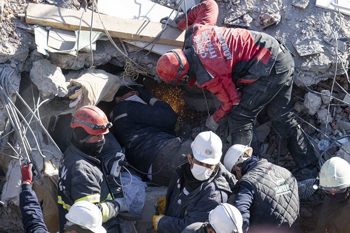 Yaklaşık 7 saatlik çalışmanın ardından ulaşılan küçük çocuk, depremin 152. saatinde enkazdan çıkarılarak çevredekilerin tekbir sesleri eşliğinde hastaneye kaldırıldı.<br>