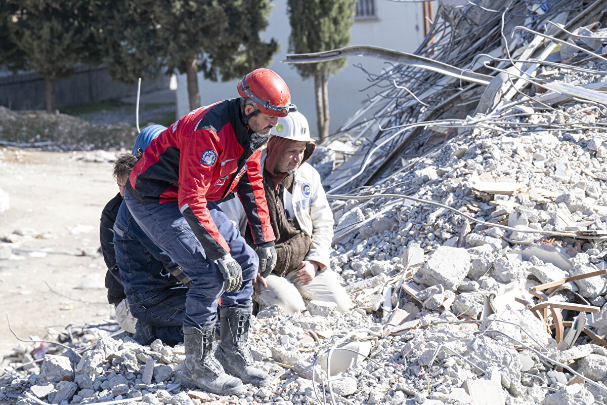 Cumhuriyet Mahallesi Narlıkuyu Sitesi 8 katlı B bloğun çökmesi sonucu enkaz altında kalanların kurtarılması amacıyla AFAD, UMKE, 112 Acil Sağlık, polis ve jandarma ekiplerinin çalışmaları sürüyor.<br>