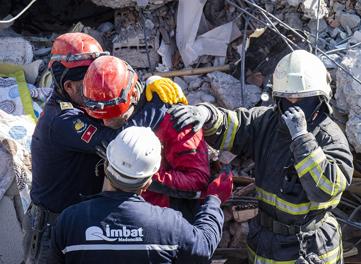 Ortam dinlemesinin ardından enkazın altından 7 yaşındaki Hacı Ahmet'in sesi duyuldu.<br>