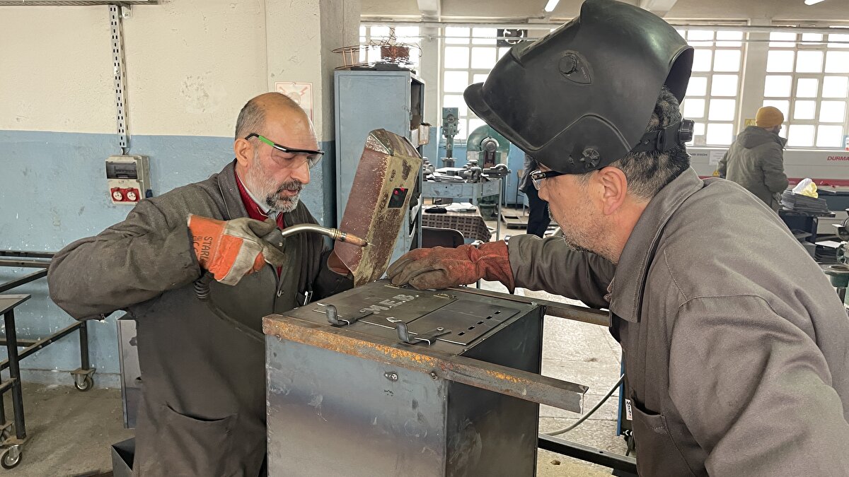 Sobaları en kısa sürede bölgeye ulaştıracaklarını ifade eden Korkmaz, "Depremzedelerin soğukta üşümemesi için gayret sarf ediyoruz. Gece gündüz, cumartesi, pazar demeden çalışıyoruz." dedi.