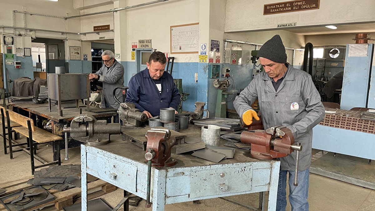 Öğretmenlerden Koçak Bek, ülkenin sıkıntılı bir süreçten geçtiğini ifade ederek, "Allah, devletimize, milletimize birlik ve beraberlik versin. Metal teknolojisi alanı öğretmenleri olarak bir araya geldik. Kış günü deprem bölgesindeki vatandaşların ısınma ihtiyacını karşılamak için soba imalatı yapıyoruz. Bir katkımız olursa ne mutlu bize." şeklinde konuştu.