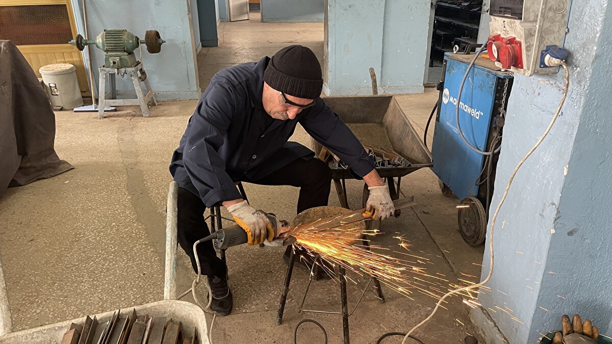 Öğretmen İsmet İşim de "Milletimizin yaralarını sarmak için arkadaşlarla bir araya geldik, çalışıyoruz. Aynı acıları, aynı sıkıntıları biz de onlarla yaşıyor ve hissediyoruz. Onların acılarını hafifletmek için elimizden ne gelirse yapmaya çalışıyoruz." ifadelerini kullandı.