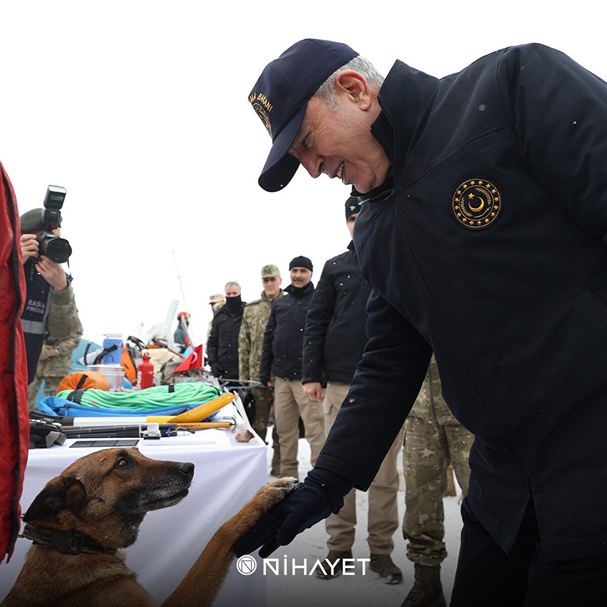 Arama kurtarma köpeği Sıla, Malatya'daki enkazlardan 12 kişinin kurtarılmasını sağladı