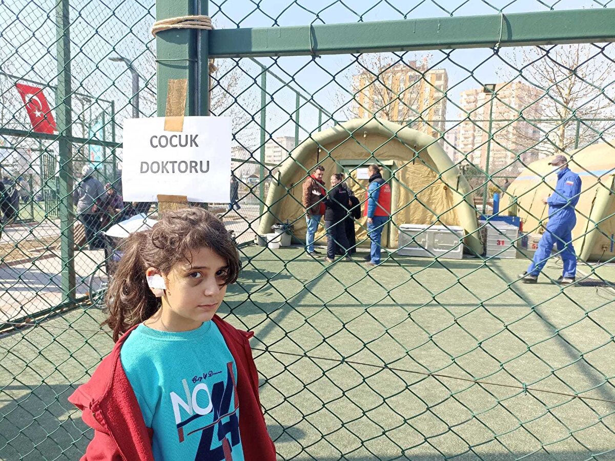 Gelen yaralı ve hastalar için kapıda tercümanlık yaptığını belirten Kısa, "Depremin ardından kendi çocuklarımı şehir dışına gönderdim. Burada Ruslara tercümanlık yapmaya başladım. Çünkü şehrimize hizmet vermeye geldiler. 