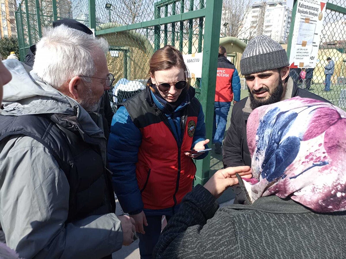  Üç gündür de kurulan sahra hastanesine tercüman hizmet vermeye çalışıyorum. Enkazdan kurtulan insanlar buraya geliyor sağlık hizmetlerini alıyor. Burada sağlık hizmeti alan insanlar çok memnun. Her hasta ile yarım saat ilgileniyorlar.