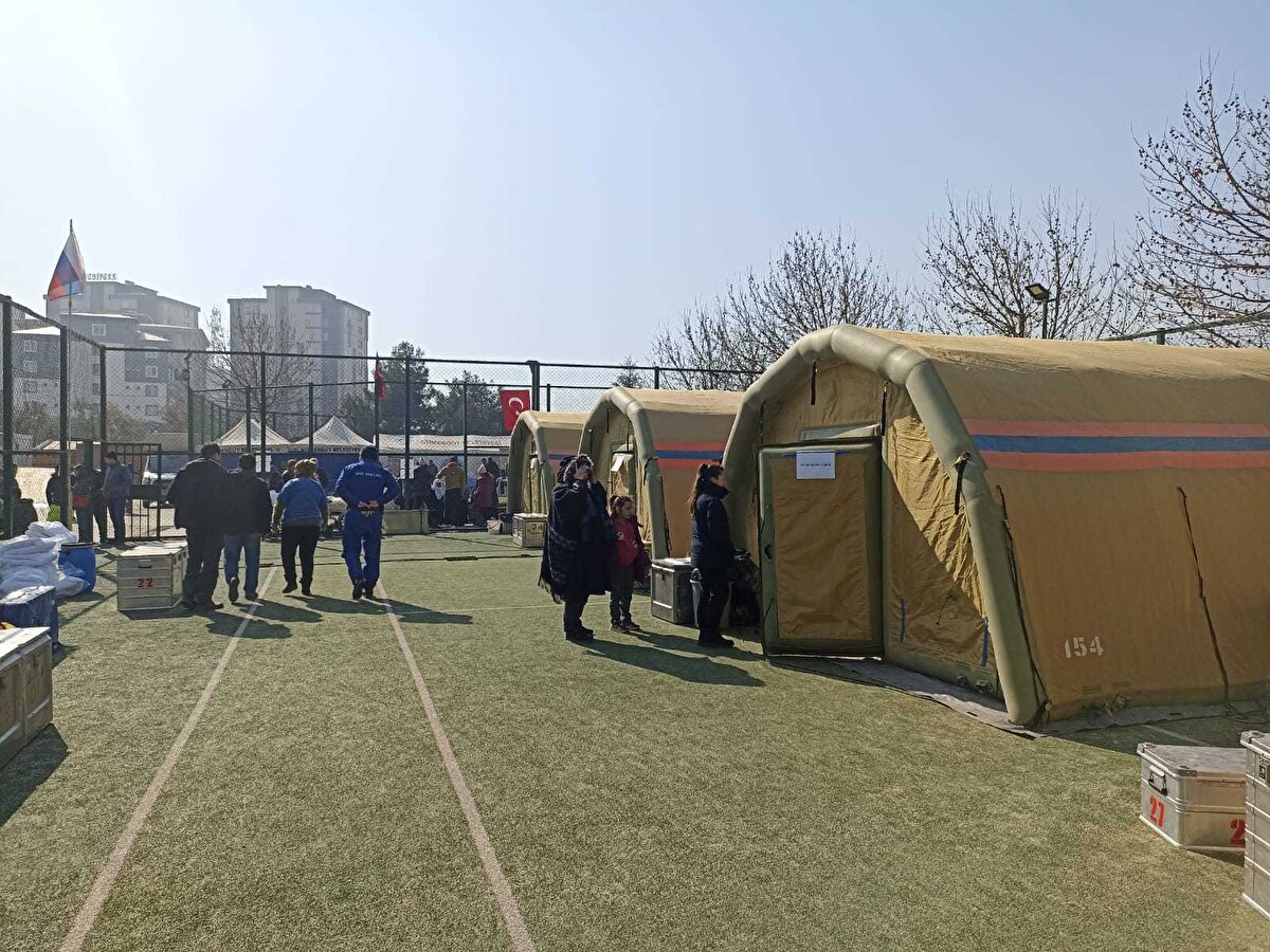 Kanamalar varsa temizleniyor. Acil sağlık hizmetleri sağlanıyor. Rusların bu sağlık hizmeti karşısında halktan olumlu tepkiler var. Hatta gelip teşekkür edenler, ikramlarda bulunanlar bile var "diye konuştu. <br><br><iframe width="560" height="315" src="https://www.youtube.com/embed/LZ0ndQTnf-o" title="YouTube video player" frameborder="0" allow="accelerometer; autoplay; clipboard-write; encrypted-media; gyroscope; picture-in-picture; web-share" allowfullscreen></iframe>