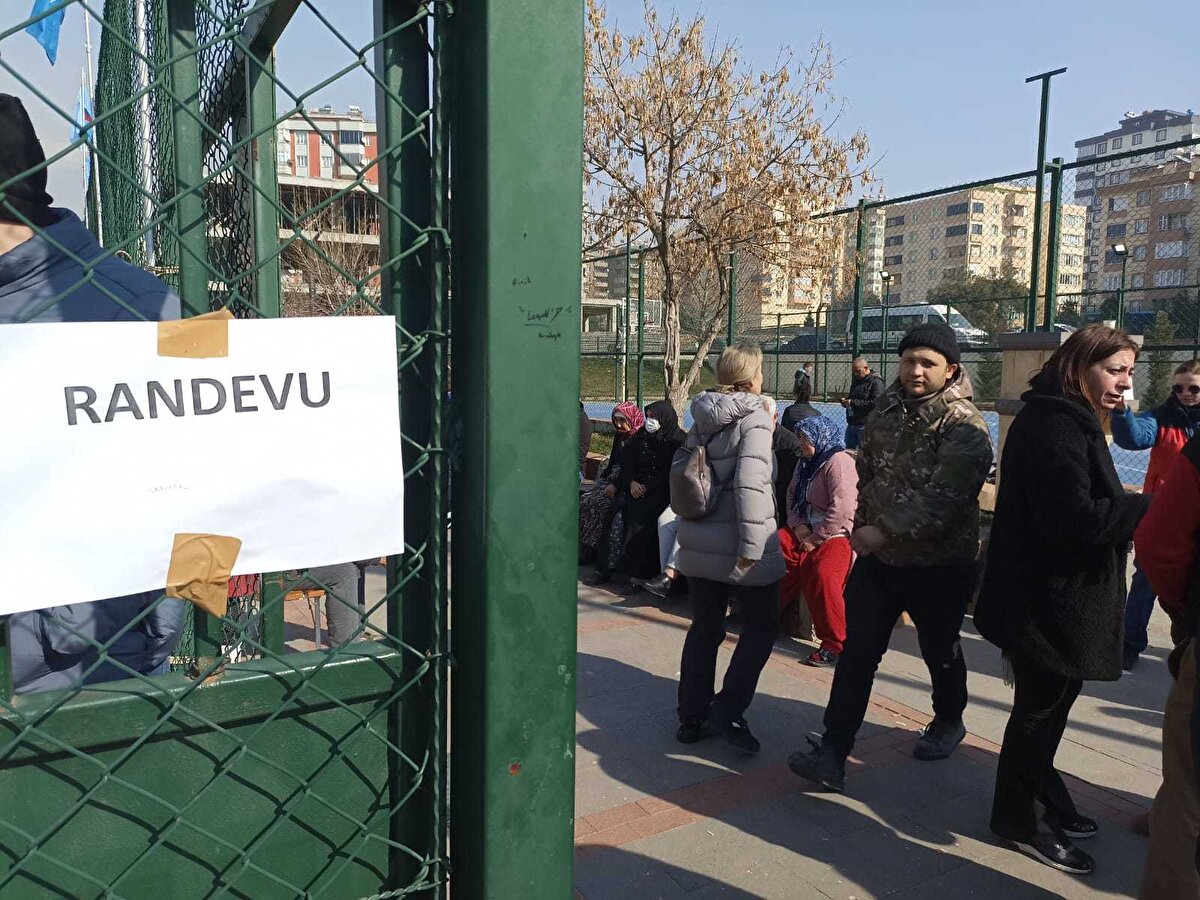 Depreme ailesi ile birlikte yakalanan matematik öğretmeni Hasan Kısa, ailesini Ankara'ya gönderdikten sonra Kahramanmaraş'tan ayrılmayıp, kurtarma çalışmalarında bulundu. Bir süre Rusya'dan gelen kurtarma ekiplerinin yanında görev yapan Kısa, daha sonra sahra Ruslara ait sahra hastanesine gelerek burada tercümanlık yapmaya başladı. 