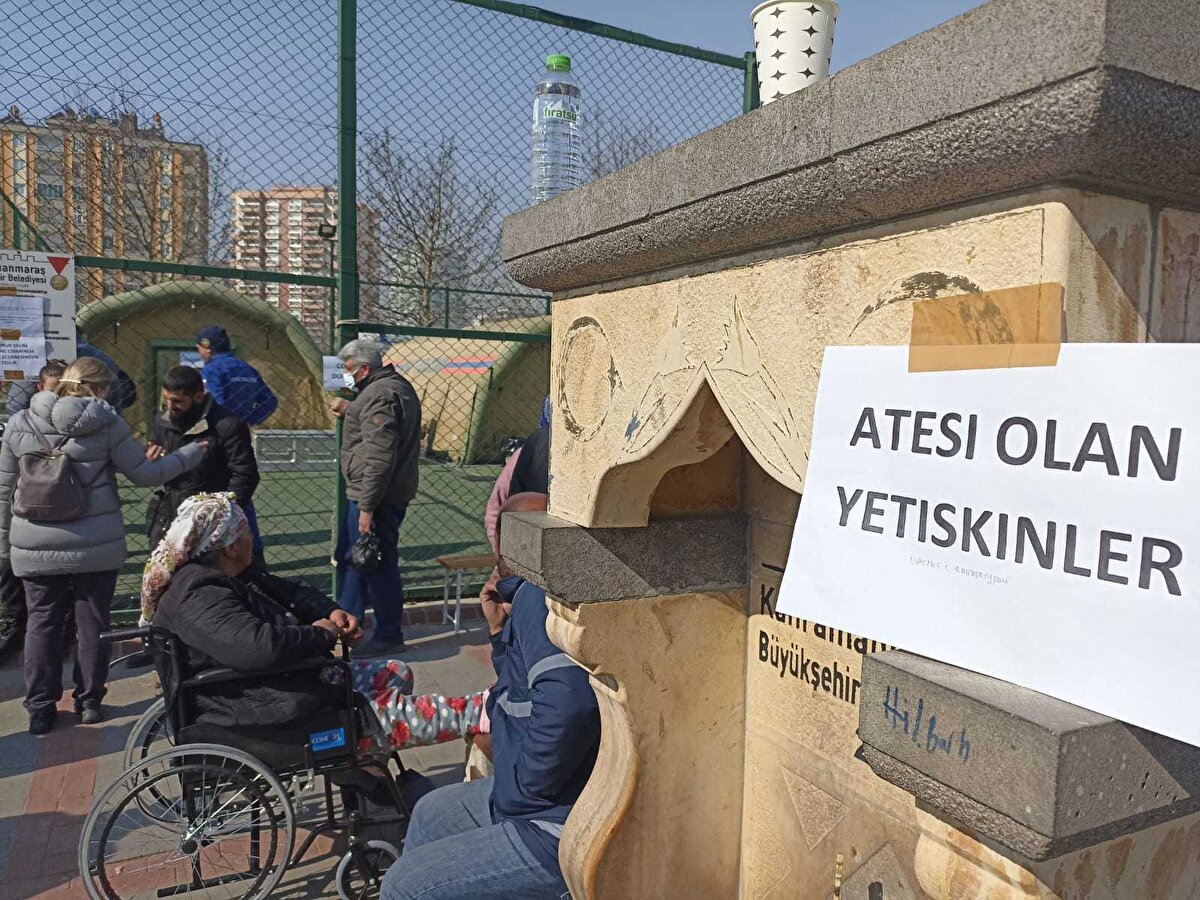  İnsanlara yardımcı olmaya çalışıyoruz. Şu anda burada 13 tane sağlık personelimiz 15 tane de mühendis ekibimiz var. Ayrıca diğer kamplarımızda da personellerimiz var. Onlar da enkaz alanlarında hizmet veriyor.