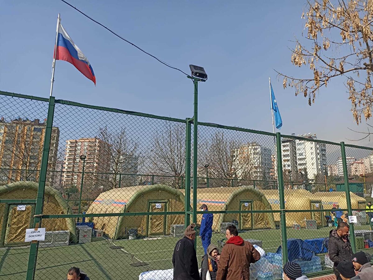 Biz ayrıca muayene hizmetleri de sağlıyoruz. Çocuk doktorumuz var. Sağlık testleri yapılıyor. Genellikle bizim günlük kapasitemiz 100-500 arasındadır. Ama biz burada sadece gündüz değil gece de çalışıyoruz. Şu anda net rakam söylemek çok zor ama yoğun olarak hizmet vermeye çalışıyoruz."dedi. 